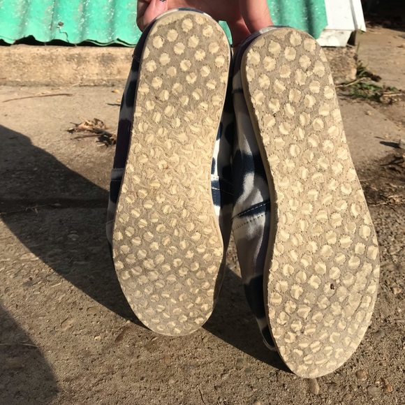 TOMS - Picture 3 of 3